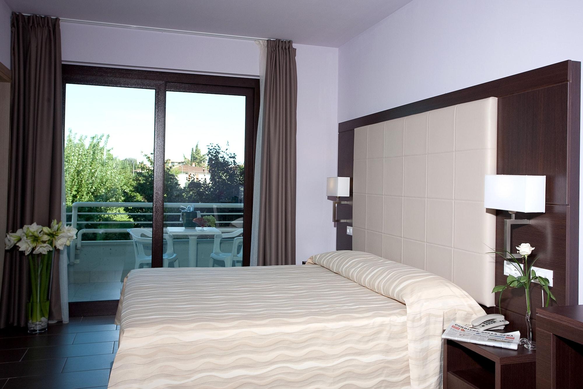 Hotel Porto Azzurro Sirmione Ngoại thất bức ảnh